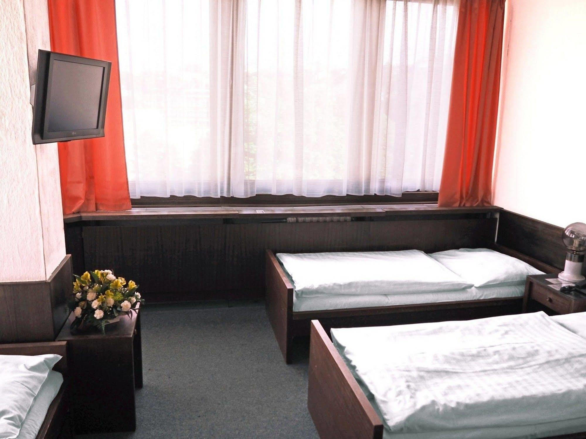 Hotel Vladimir อุสตีนัดลาแบม ภายนอก รูปภาพ
